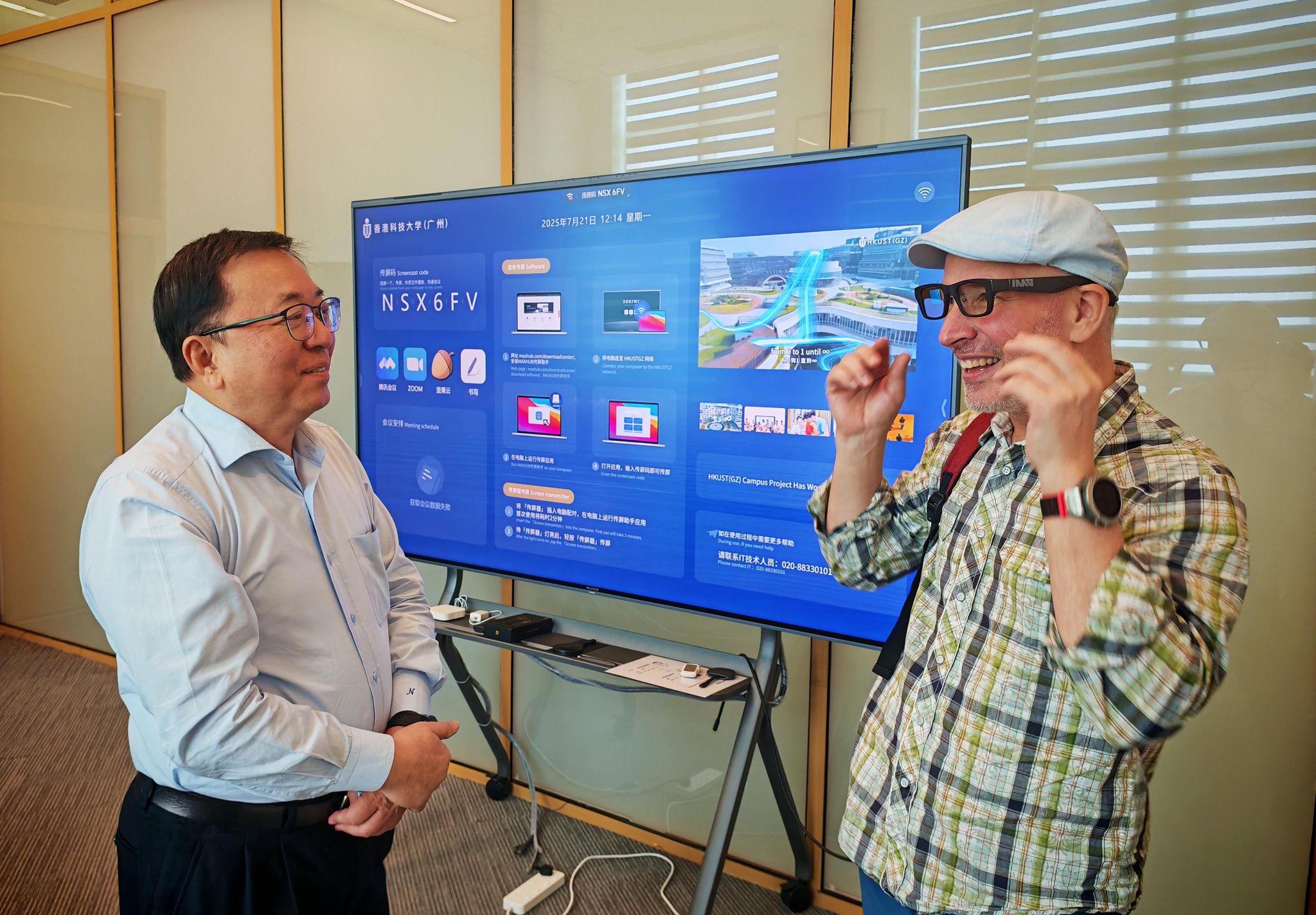 倪校长向Dennis Pamlin先生展示中国先进科技产品