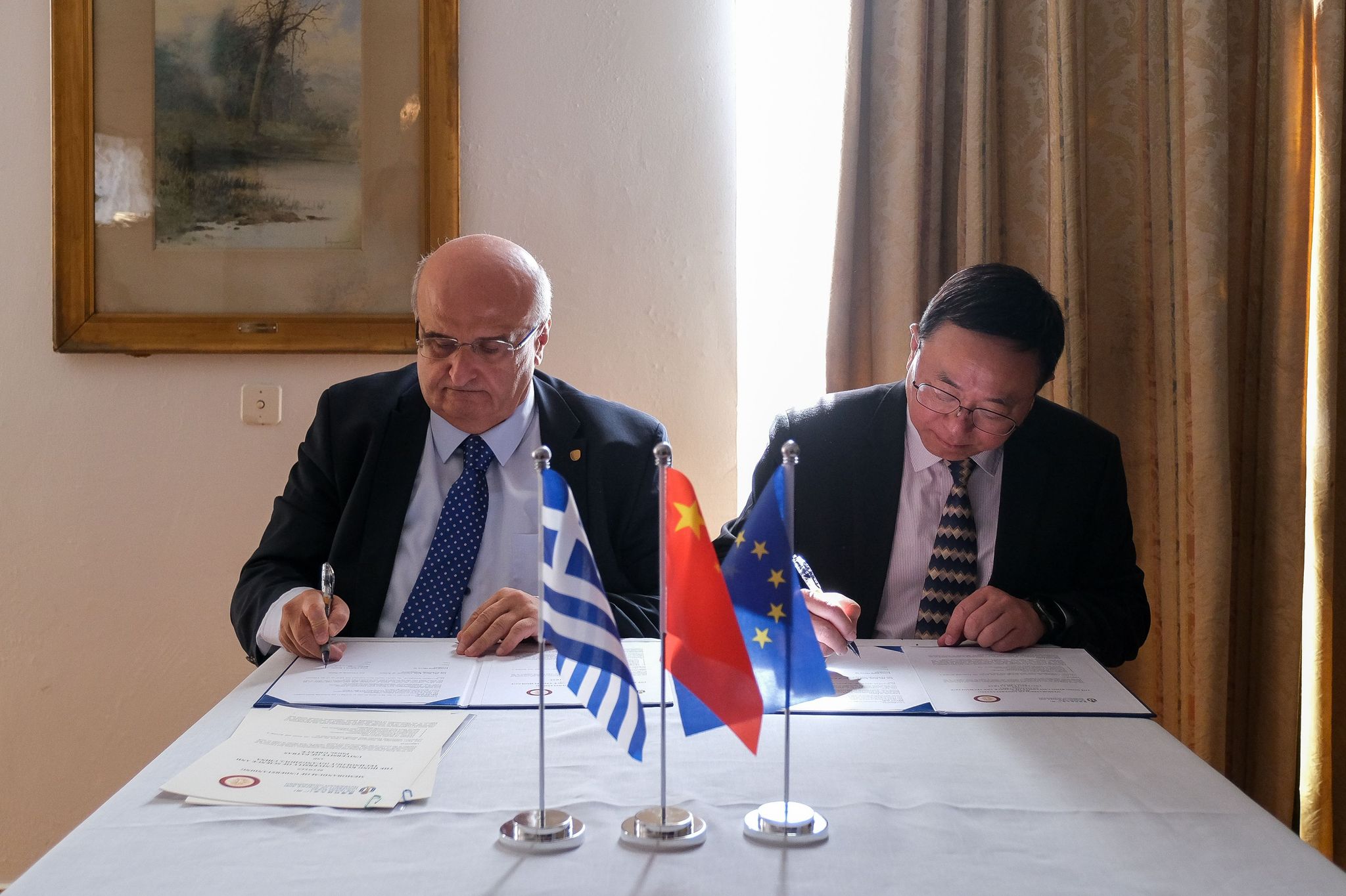 4 Oct 2024, President Lionel Ni from HKUST(GZ) signning MOU with Christos Bouras, Rector of University of Patras