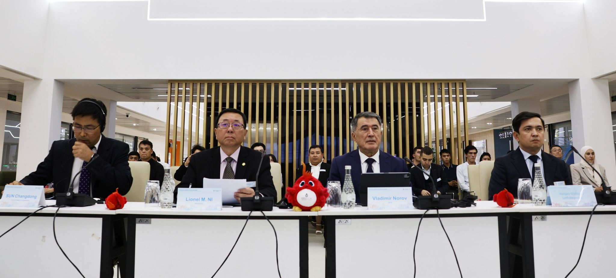 倪明选校长与主要参会嘉宾