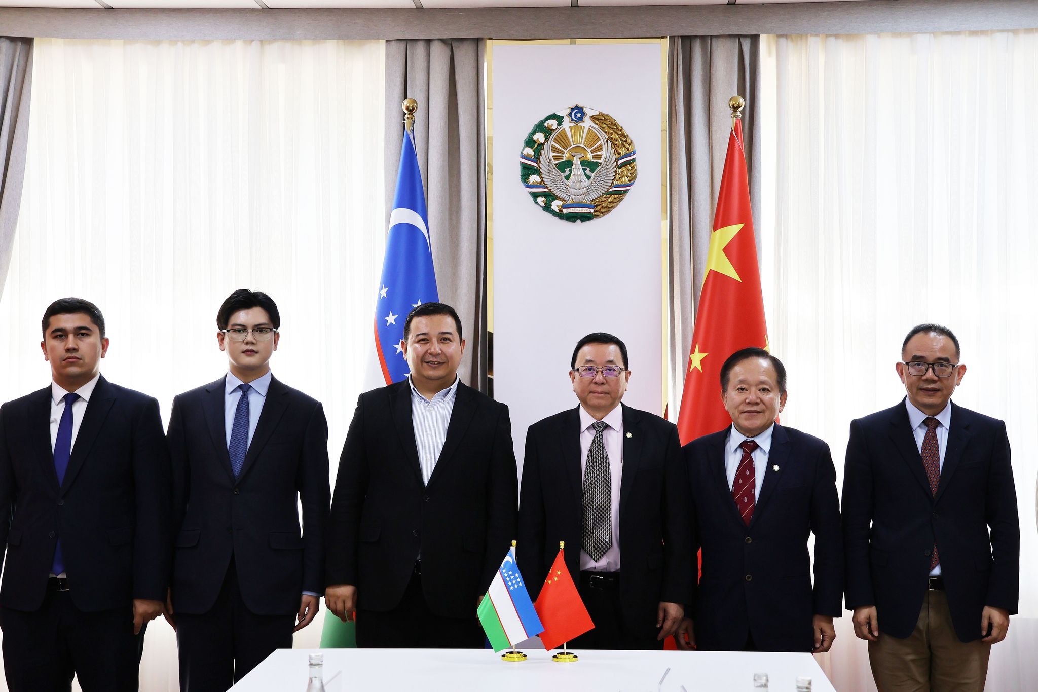 代表团一行与塔什干国立技术大学校方代表合影