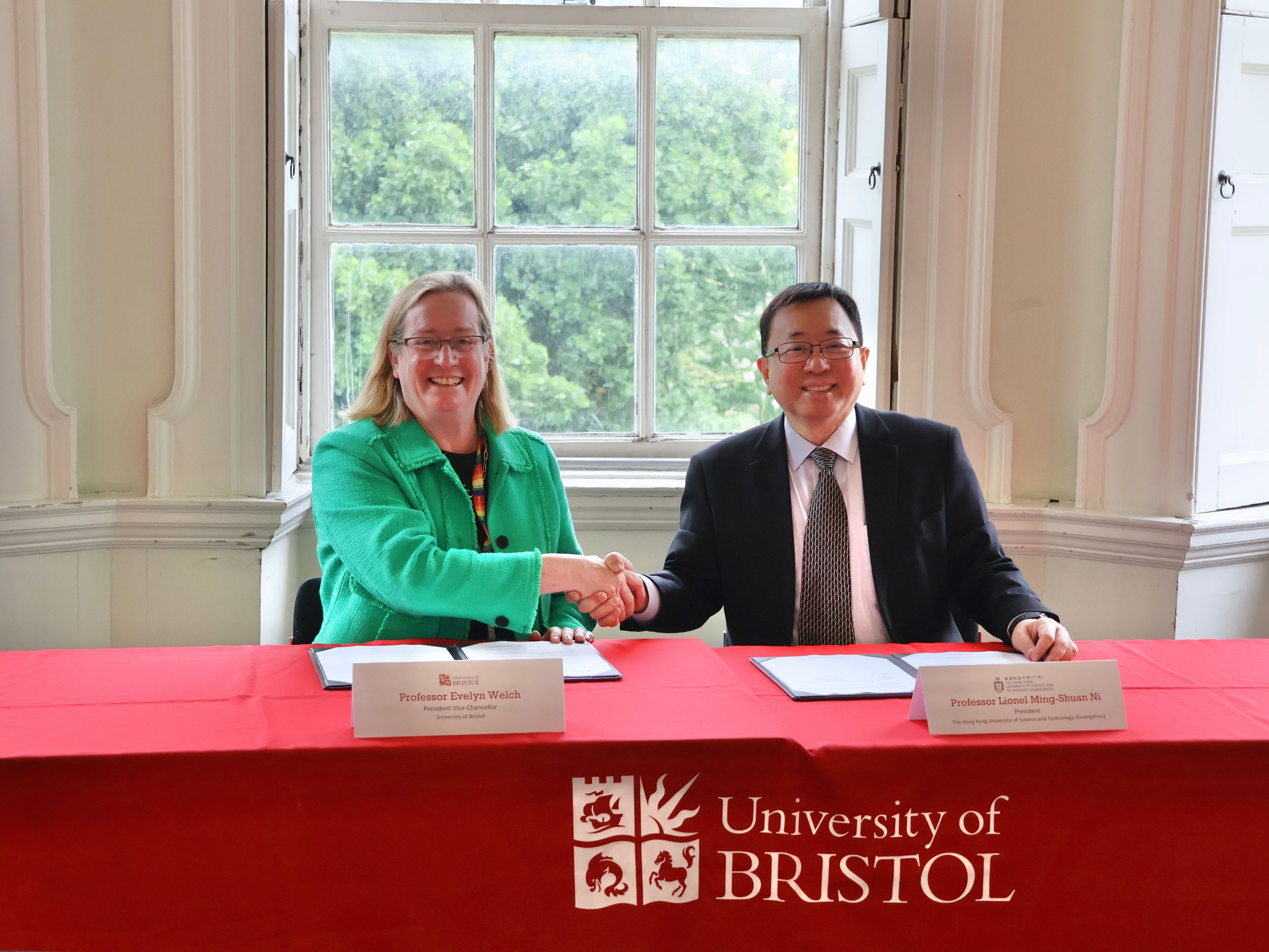 President Ni Inks Deals with Two UK Universities
