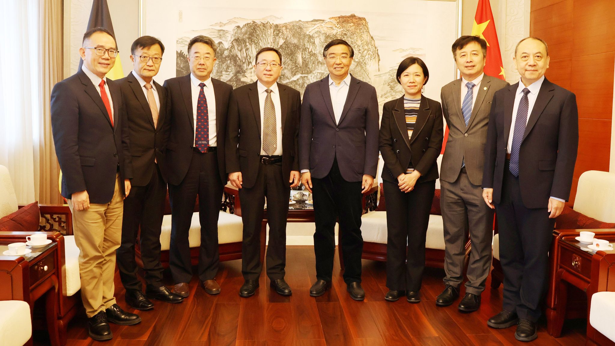 港科大（广州）代表团拜访中国驻比利时大使费胜潮