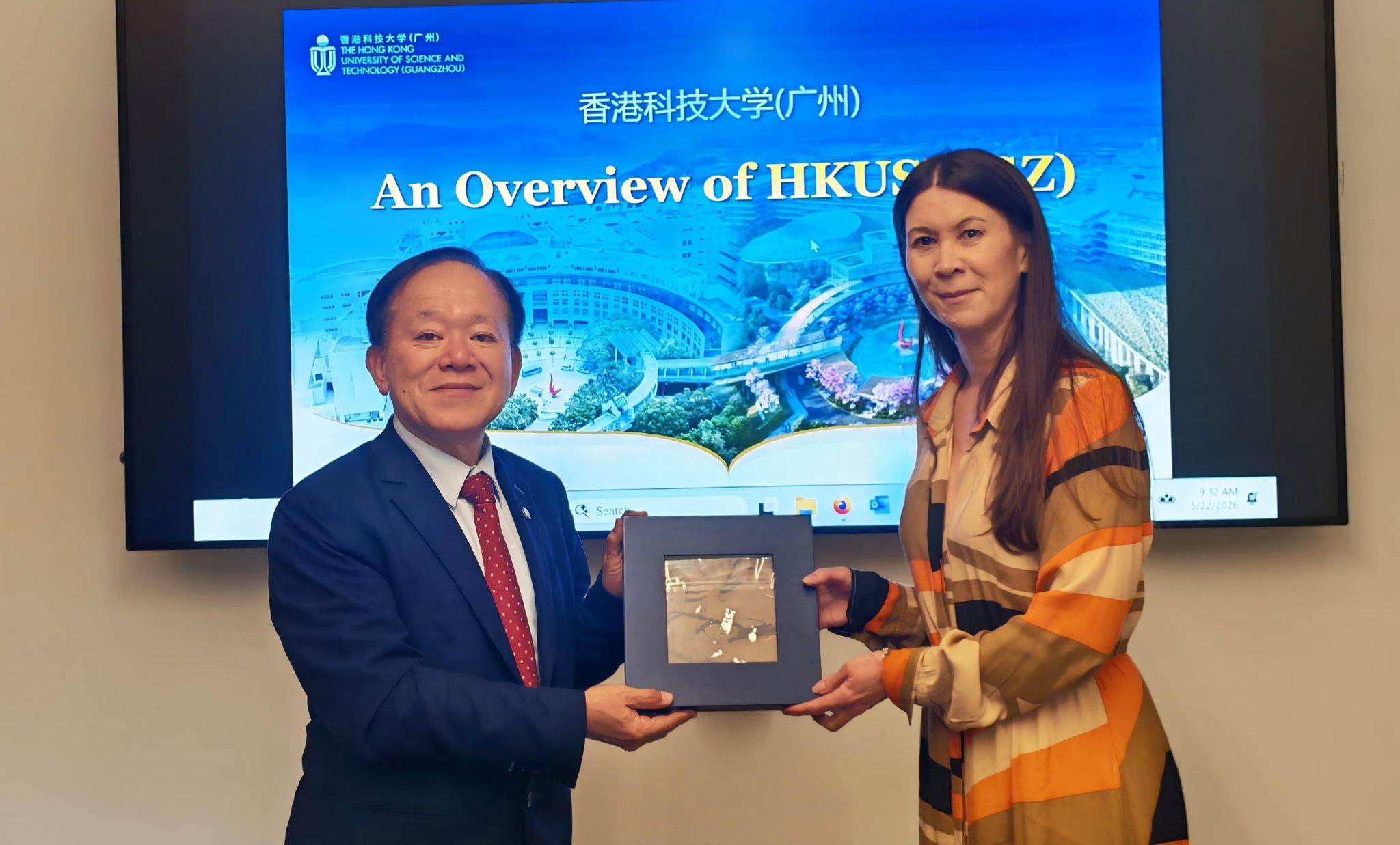 Professor Ricky Lee exchanges gifts with Professor Tiffiny Tung.