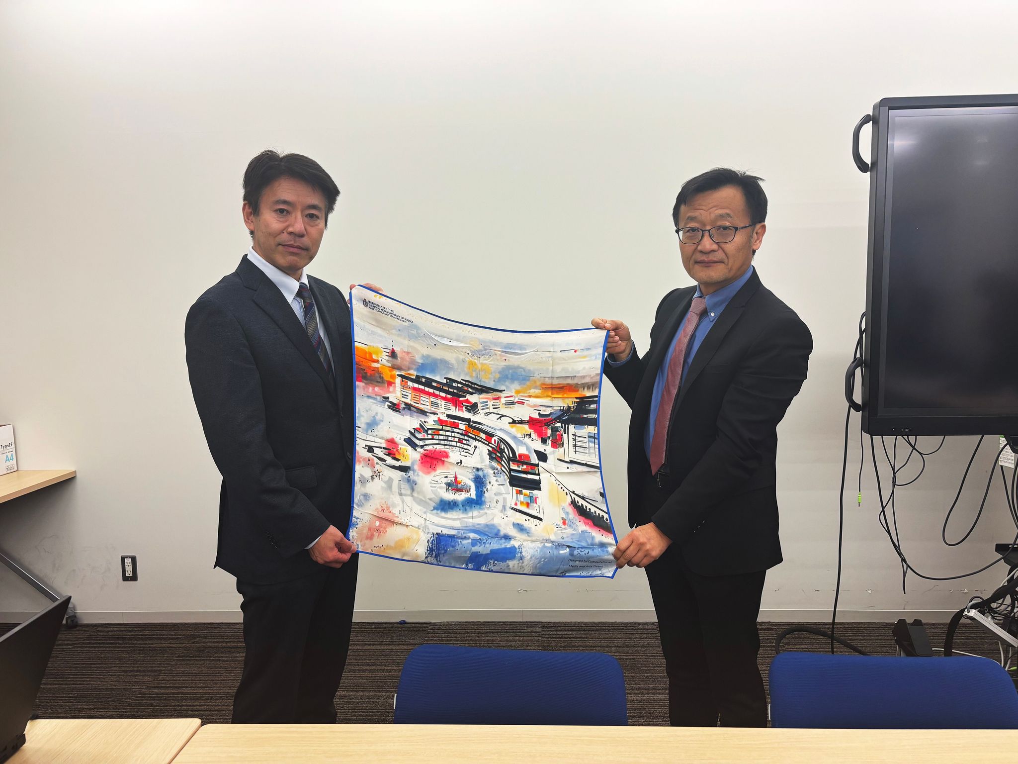 Professor Lei Chen presented a gift to Professor Sachio Nakato of Ritsumeikan University
