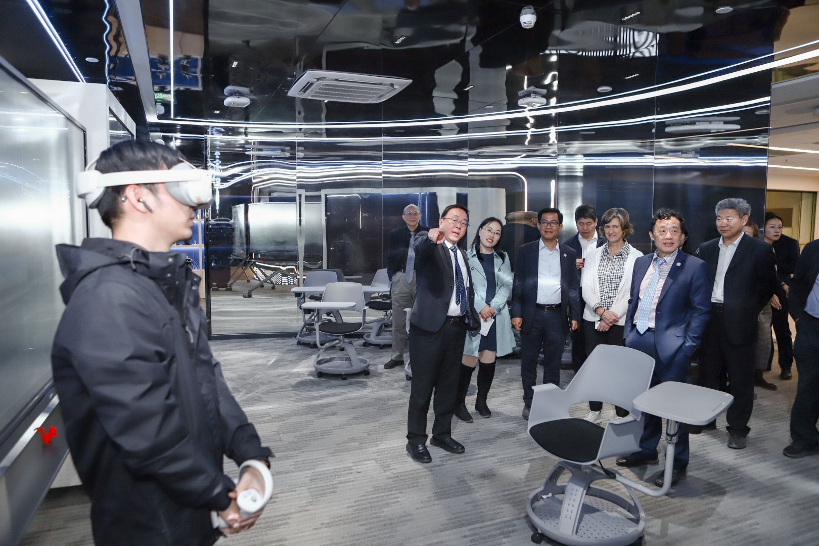 香港科技大学（广州）校长倪明选教授向到访的联合国粮农组织屈冬玉总干事一行讲解元宇宙联合创新实验室