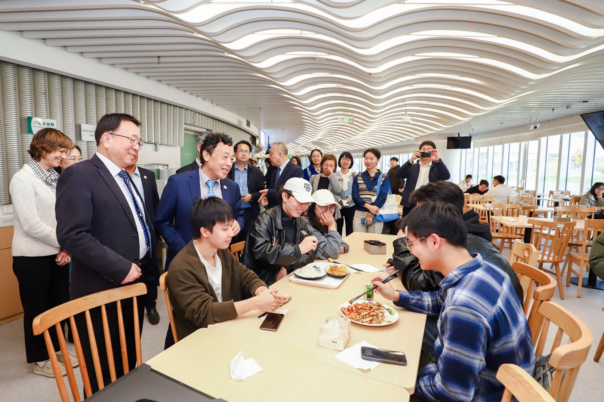联合国粮农组织屈冬玉总干事一行参观学生食堂，与就餐学生进行交流