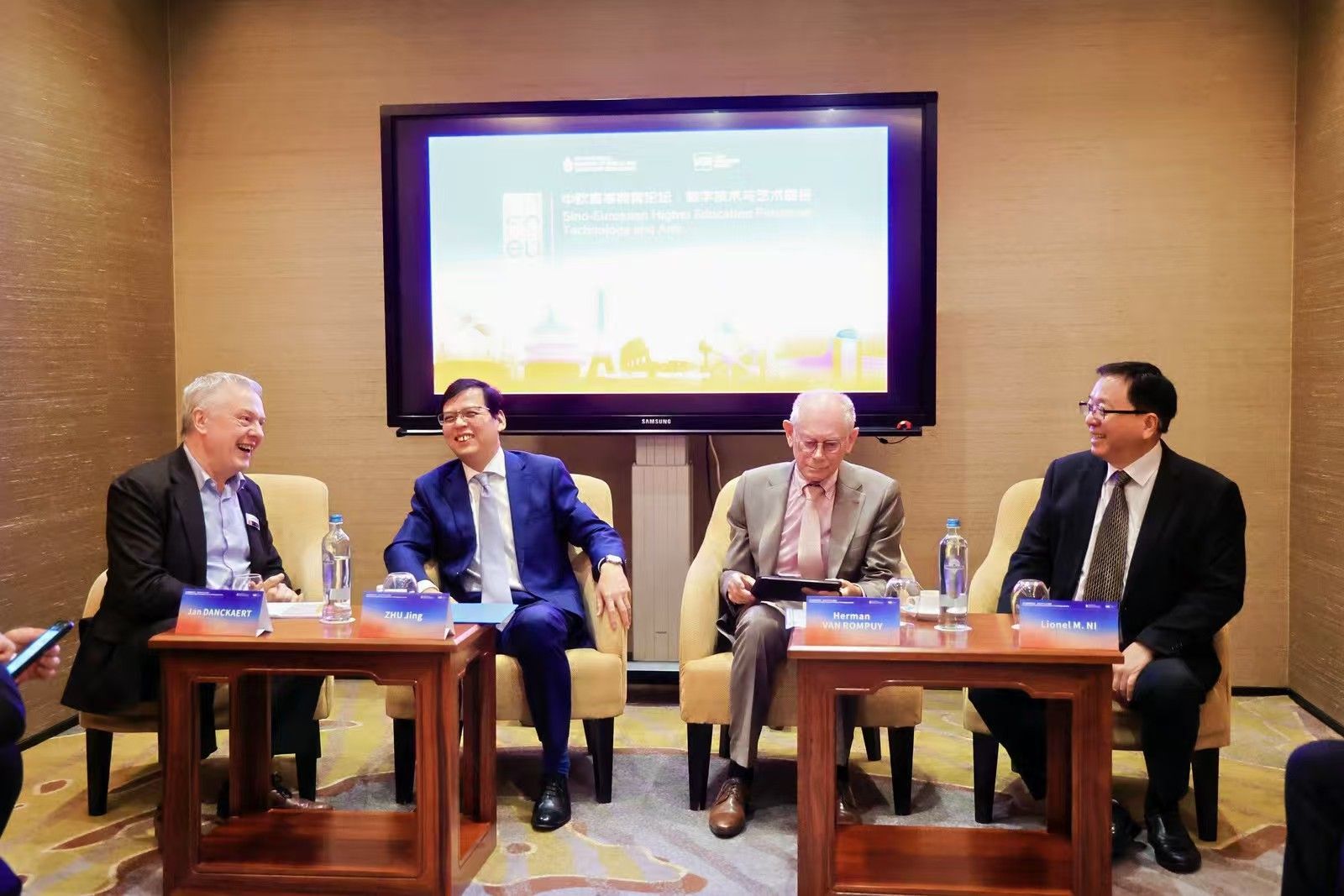 校长与范龙佩主席、朱京公使会前亲切交流