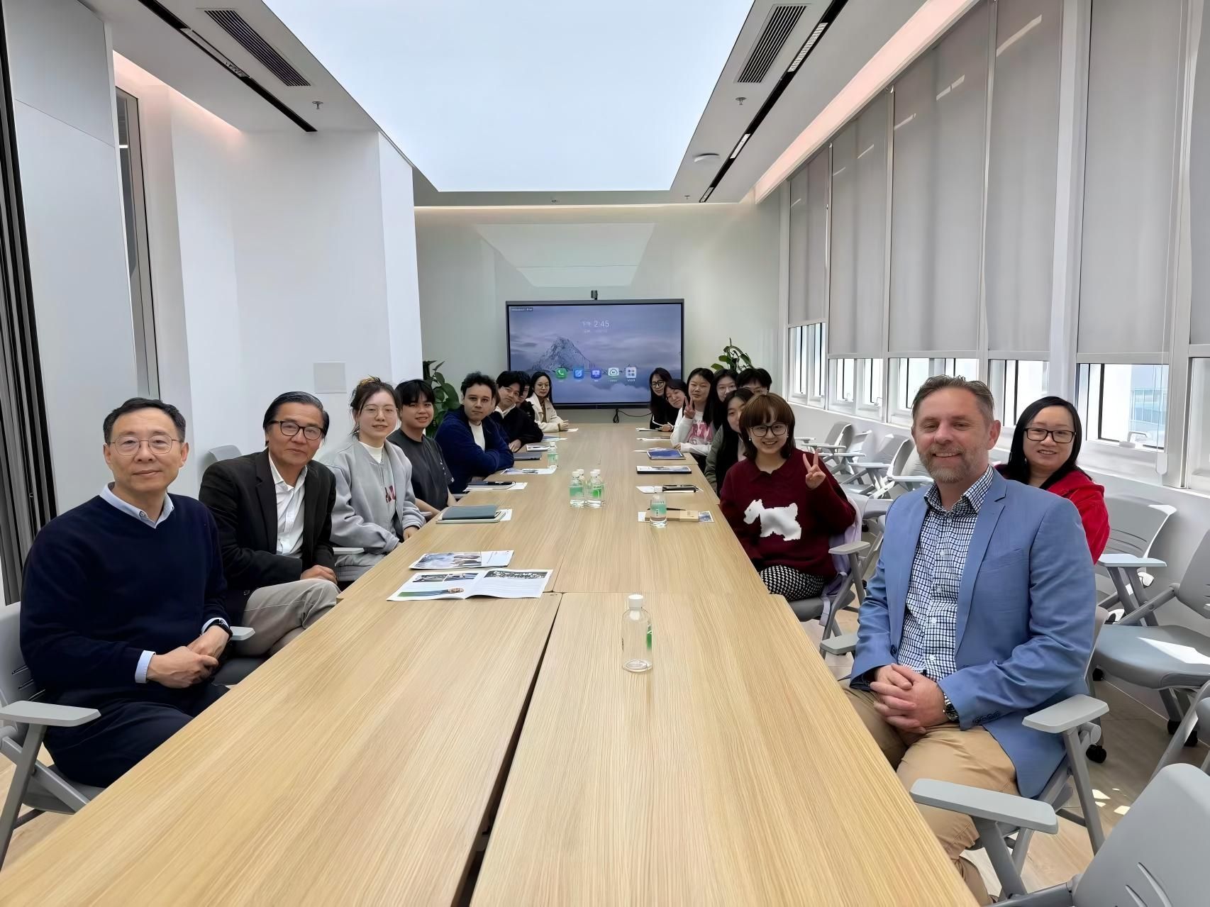 4月1日，来自WEHI的Grant Dewson教授（右三）赴港科大（广州）参观交流