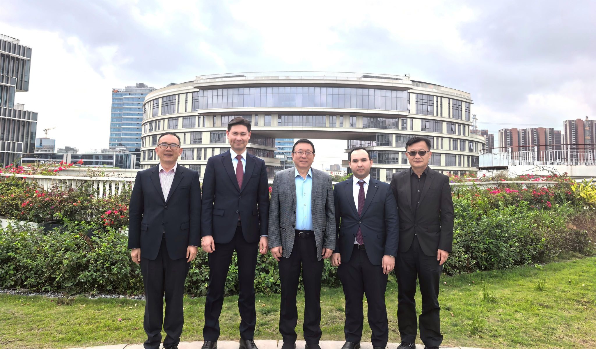 倪明选校长与新乌兹别克斯坦大学副校长Azizbek Marakhimov博士和副校长Sarvar Odilov先生进行了工作交流。