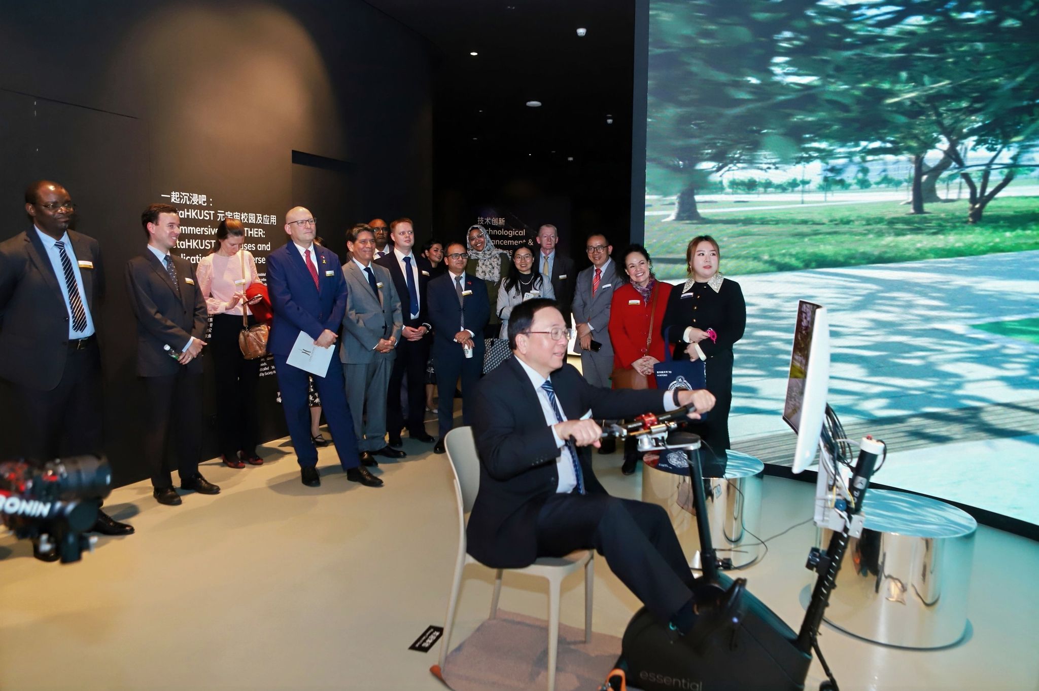 Prof. Lionel M. NI demonstrated Metaverse device during campus tour