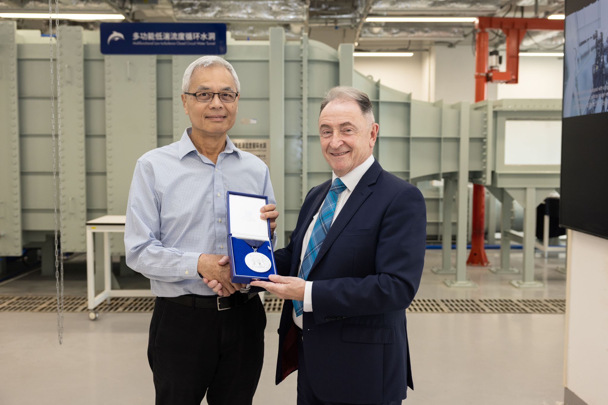 麦克唐纳爵士向史维教授颁发思克莱德奖章