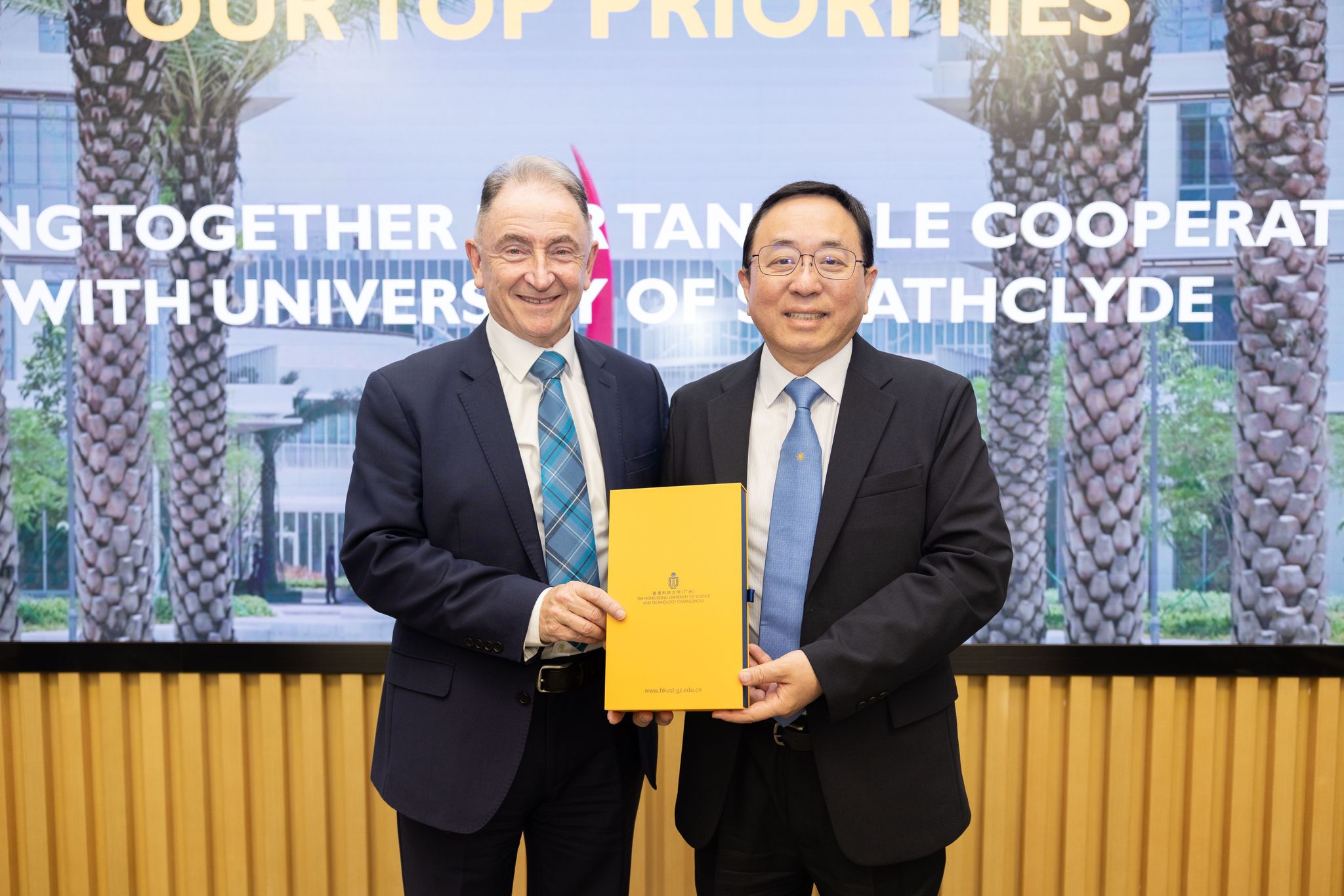 两校校长交换纪念品