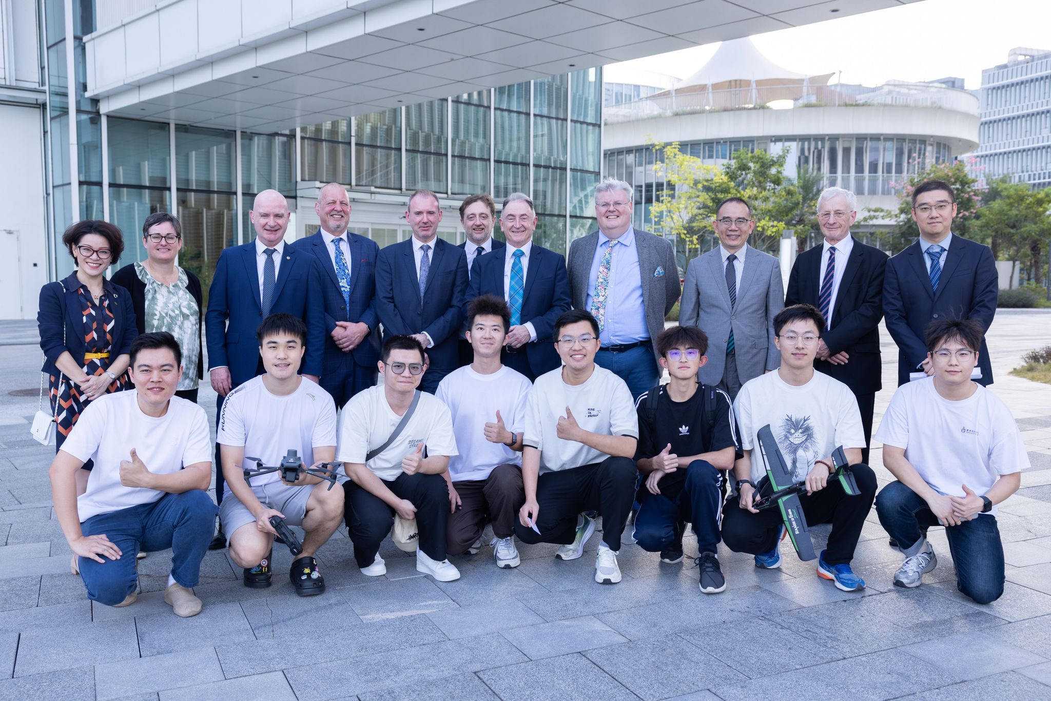 思克莱德大学代表团与香港科技大学（广州）学生无人机俱乐部成员