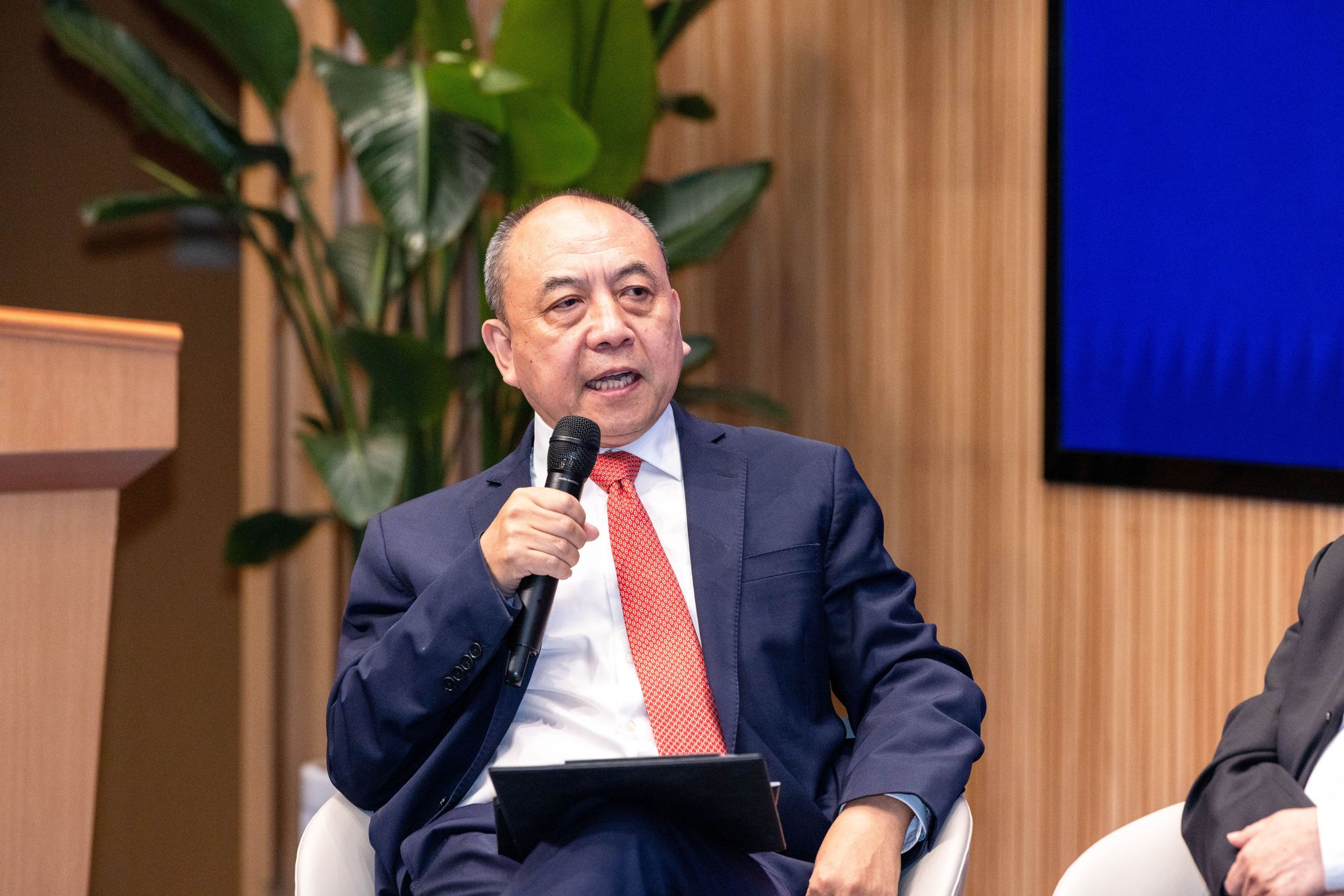 我校社会枢纽院长齐晔教授主持论坛