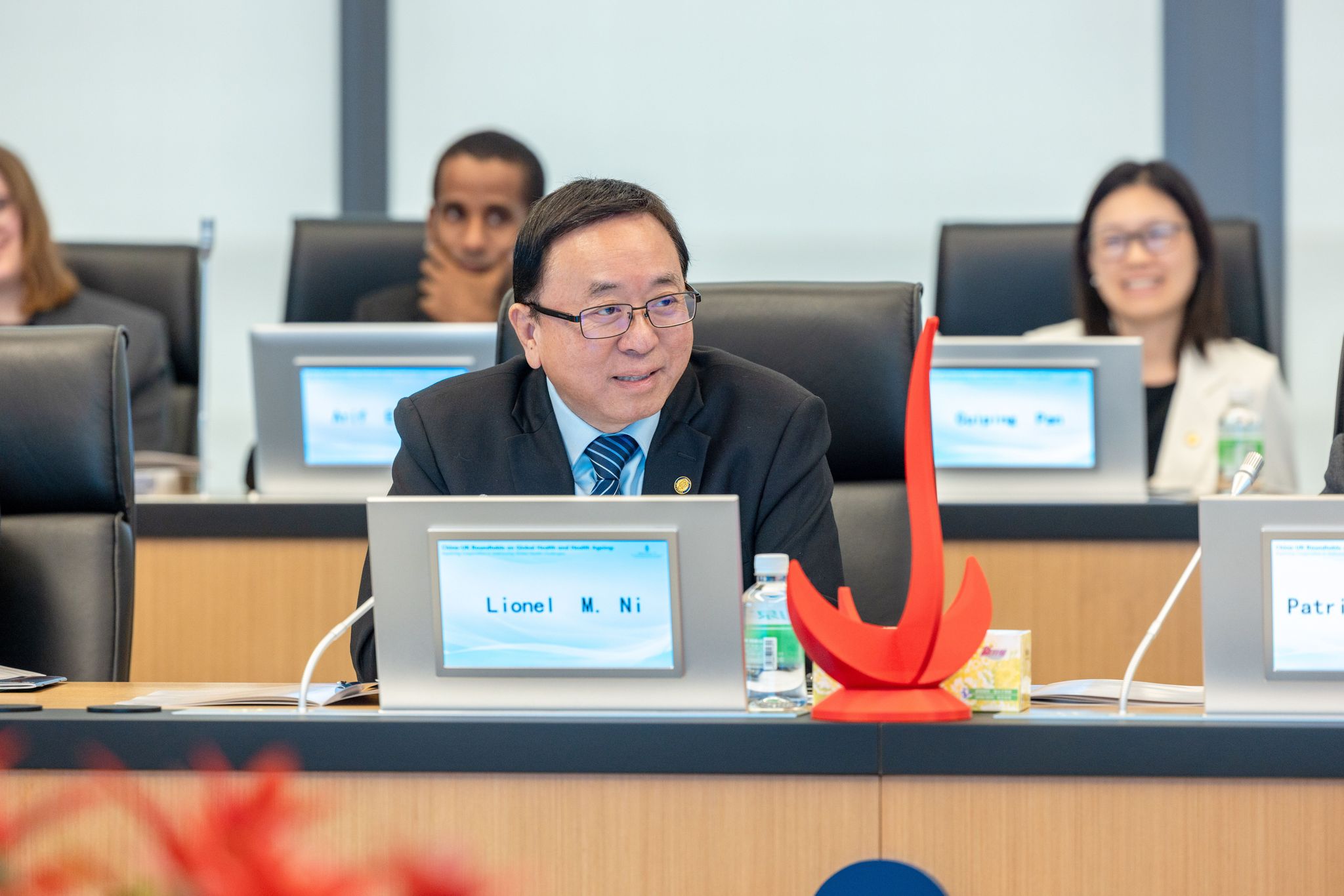 President Ni delivers closing remarks.