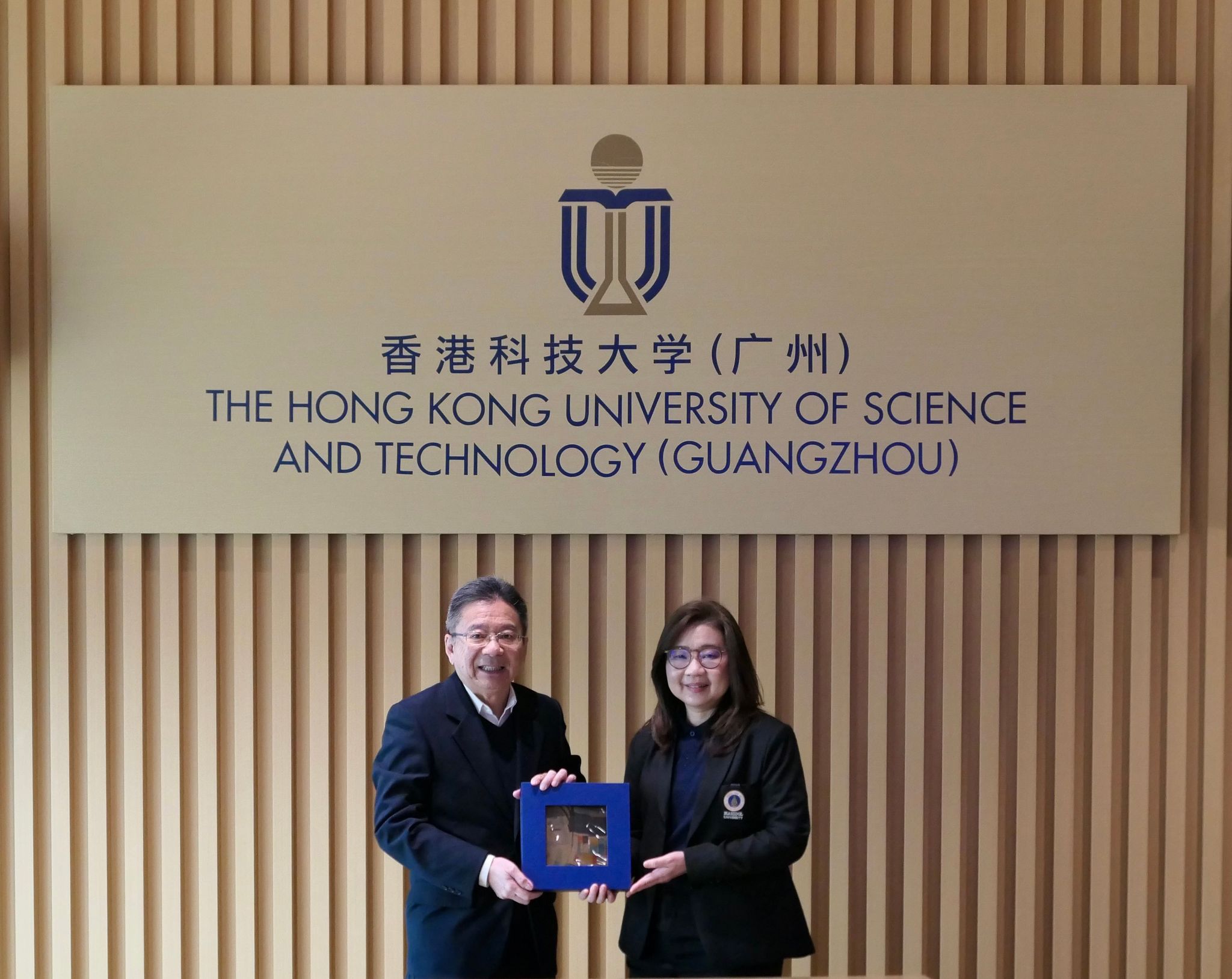 玛希隆大学副校长Nara PAO-IN女士向我校赠送纪念品