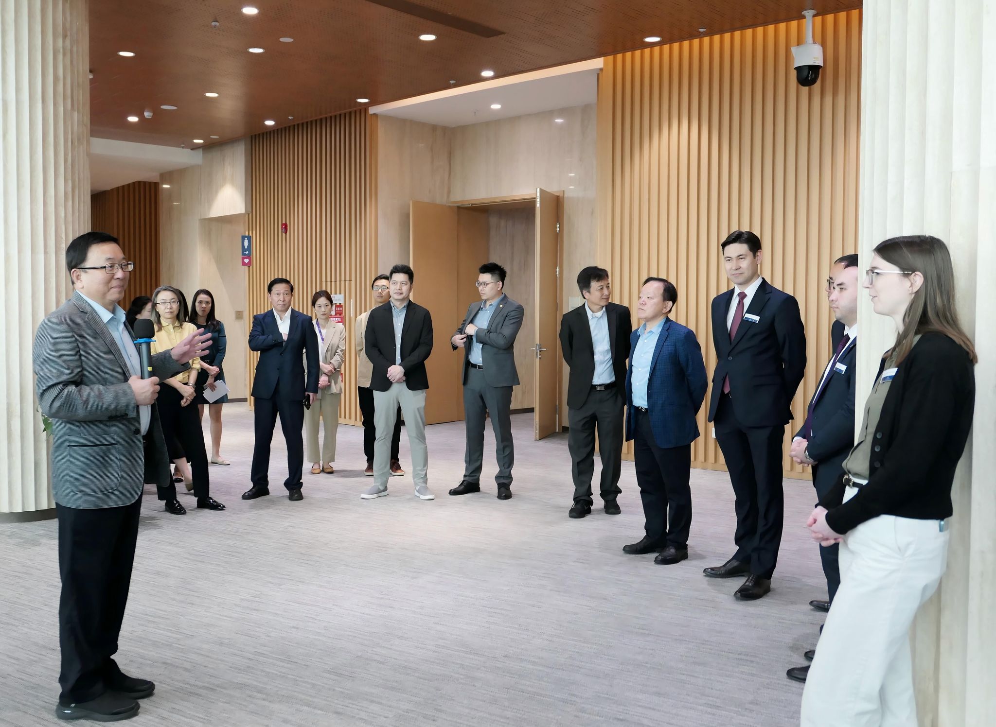 倪明选校长与来宾在现场热烈交流