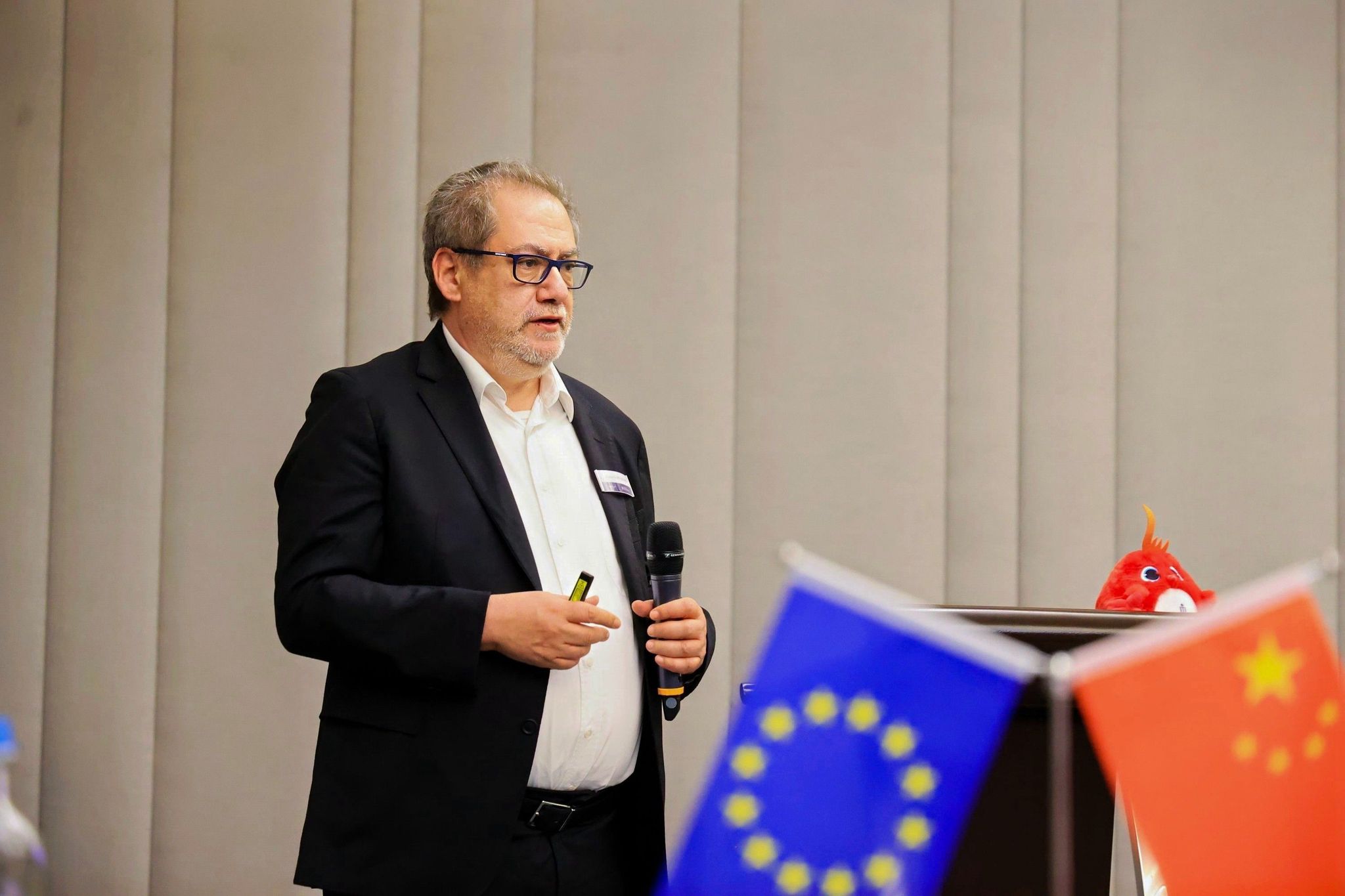 雅典科技大学副校长马诺斯·瓦尔瓦里戈斯演讲