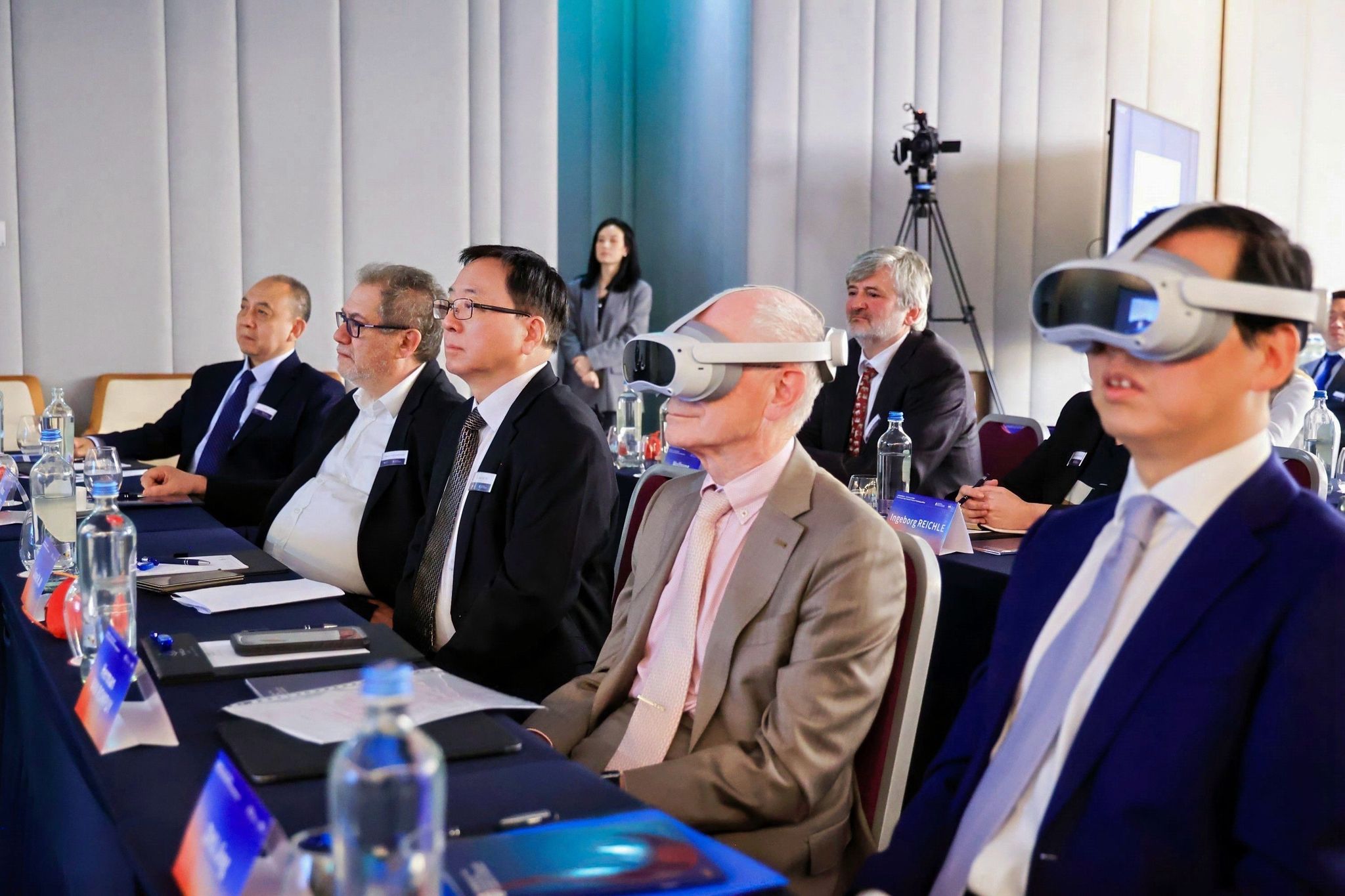 范龙佩主席等进入中欧五十载数字时空记忆馆