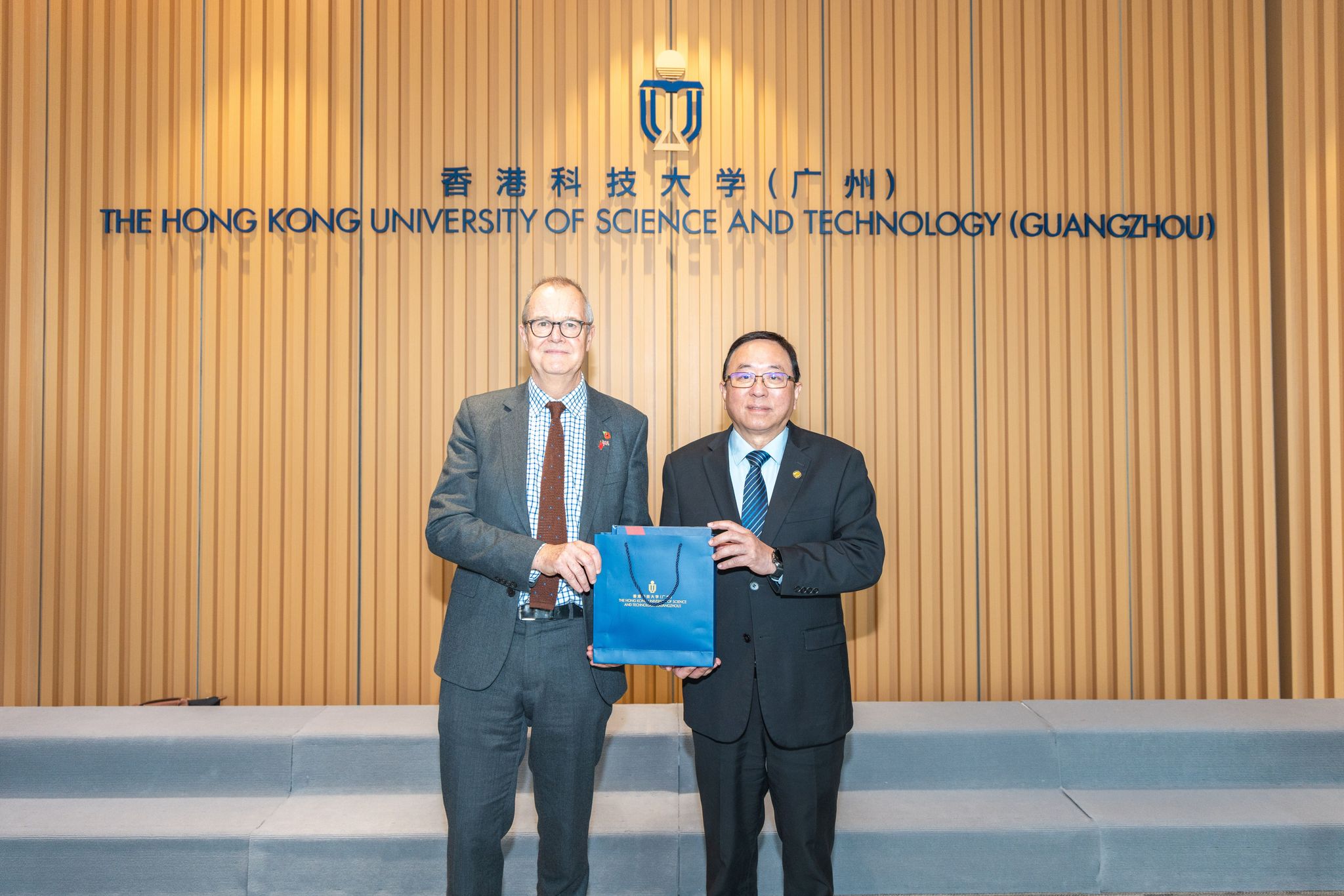 President Ni presents a souvenir to Lord Vallance.