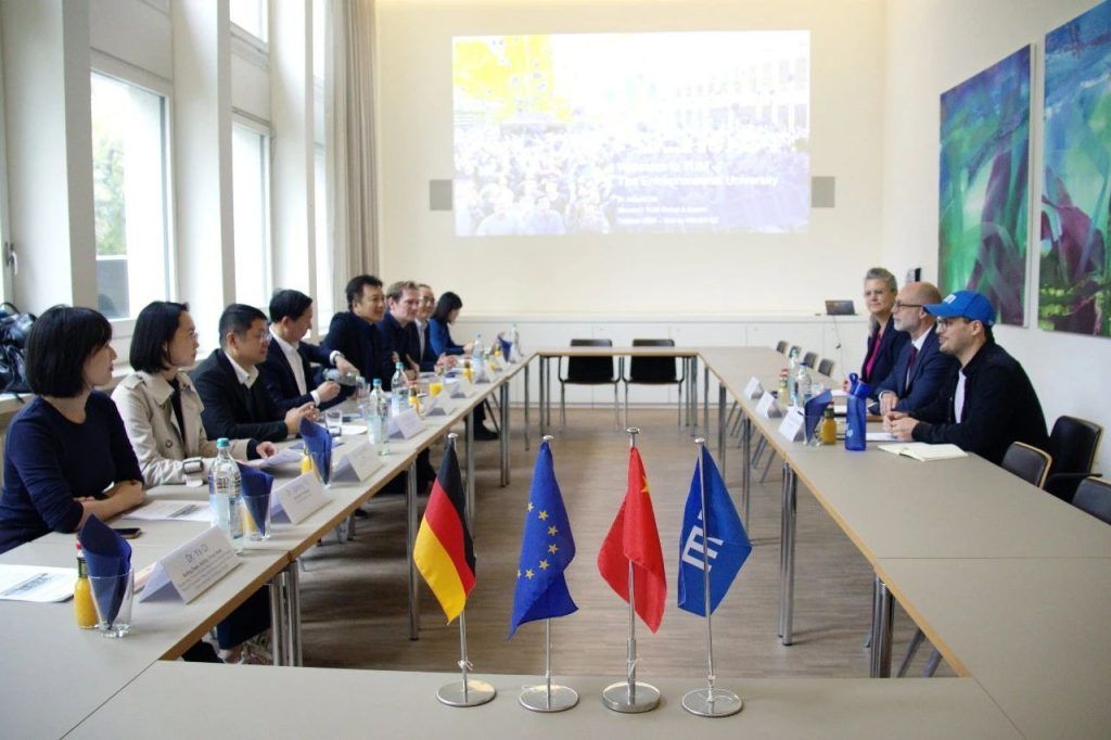 代表团与慕尼黑工业大学举行会谈