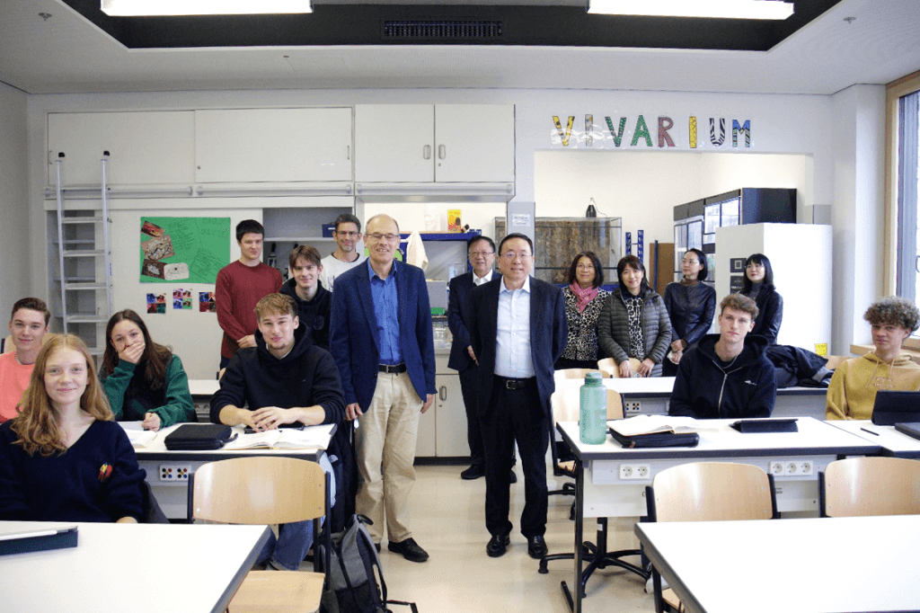 倪明选校长在法兰克福中学交流