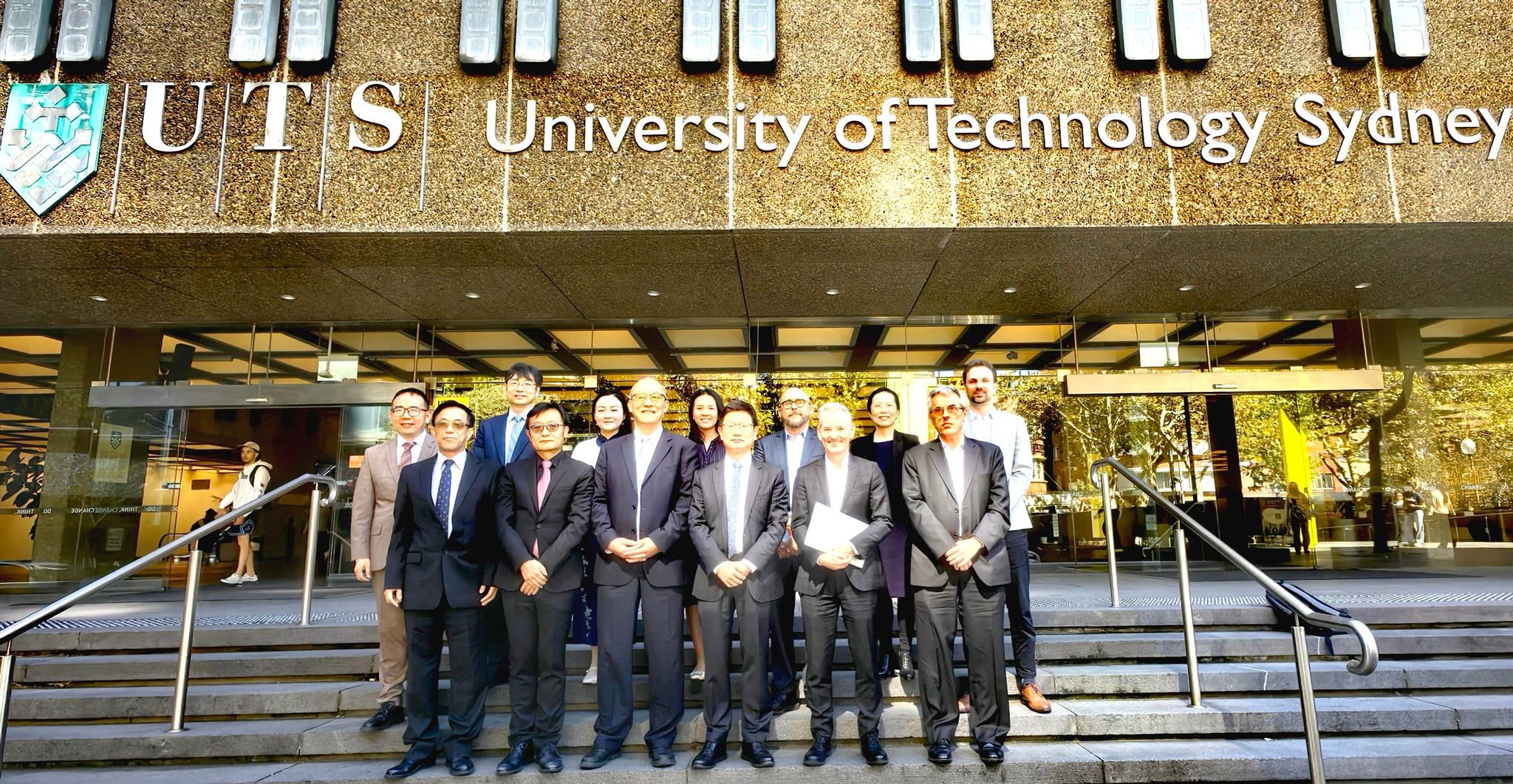 港科大（广州）代表团与悉尼科技大学合影