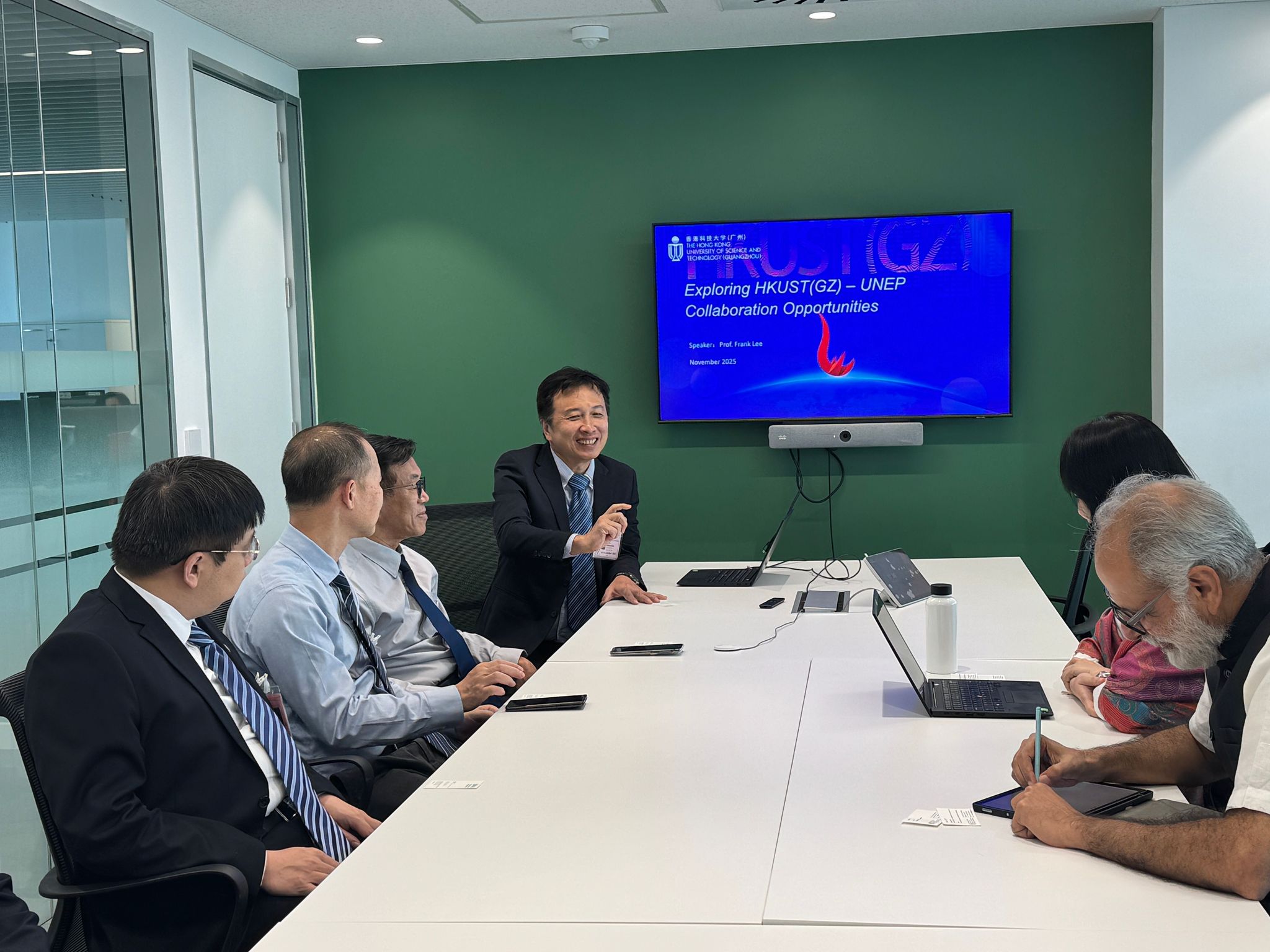 李顺诚教授在联合国环境规划署曼谷办公室介绍我校情况