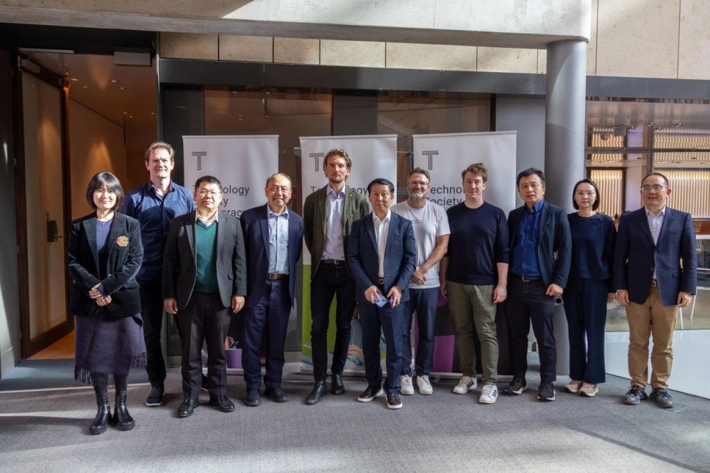 代表团与智库代表合影