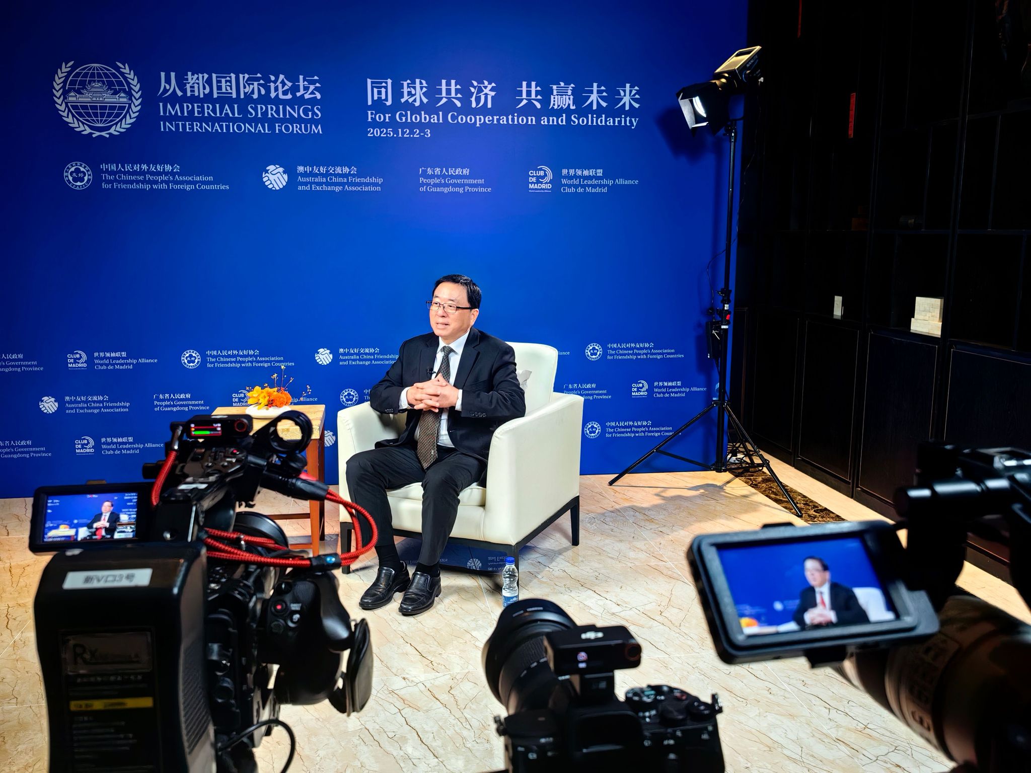 倪明选教授接受新闻媒体群访