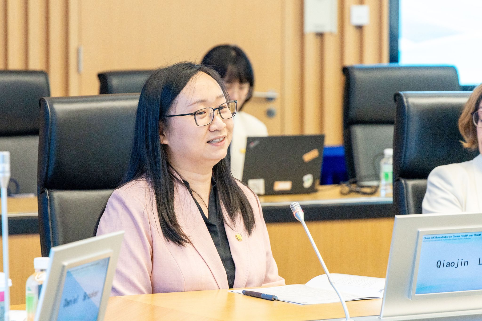 Assistant Professor Qiaojin Lin speaks on the roundtable.