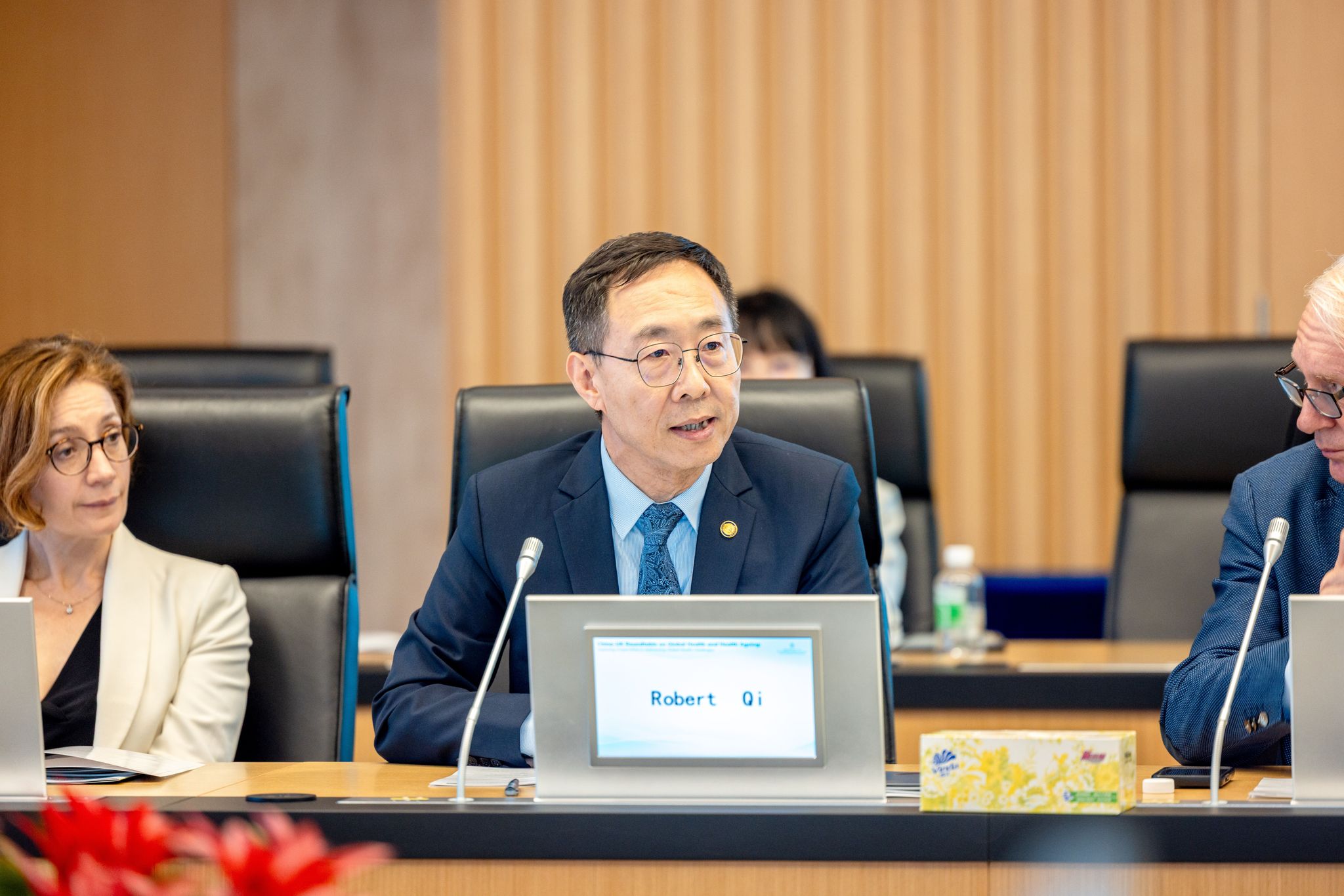 Professor Robert Zhong Qi speaks on the roundtable.