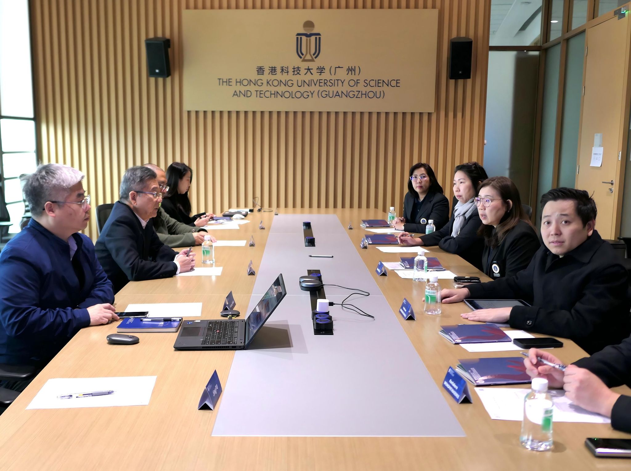 王旭东署理院长向玛希隆大学代表团介绍红鸟硕士项目