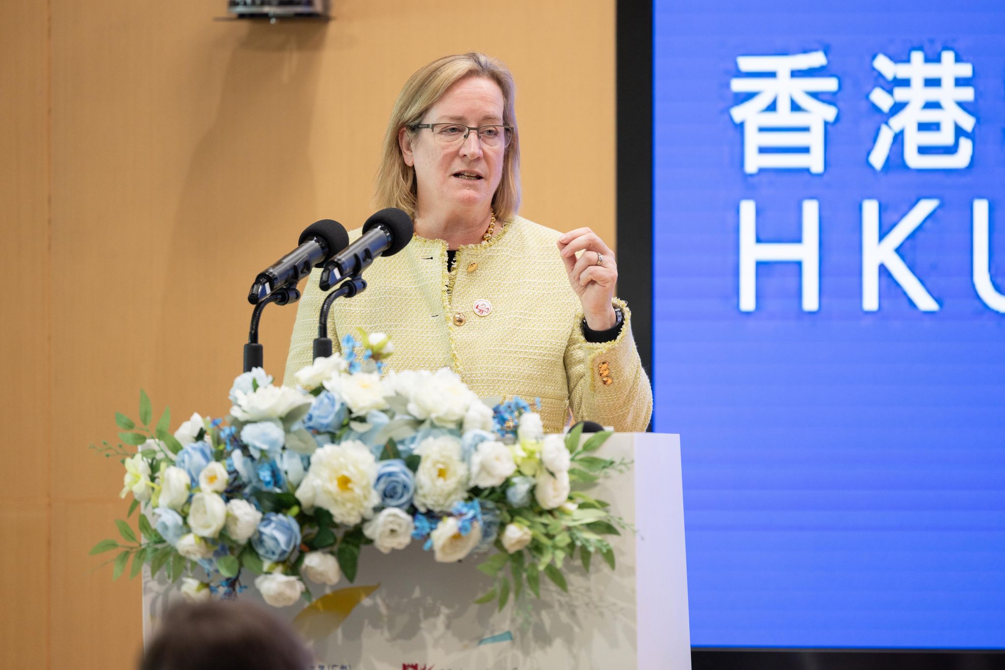 布里斯托大学校长韦尔奇教授在活动上发言
