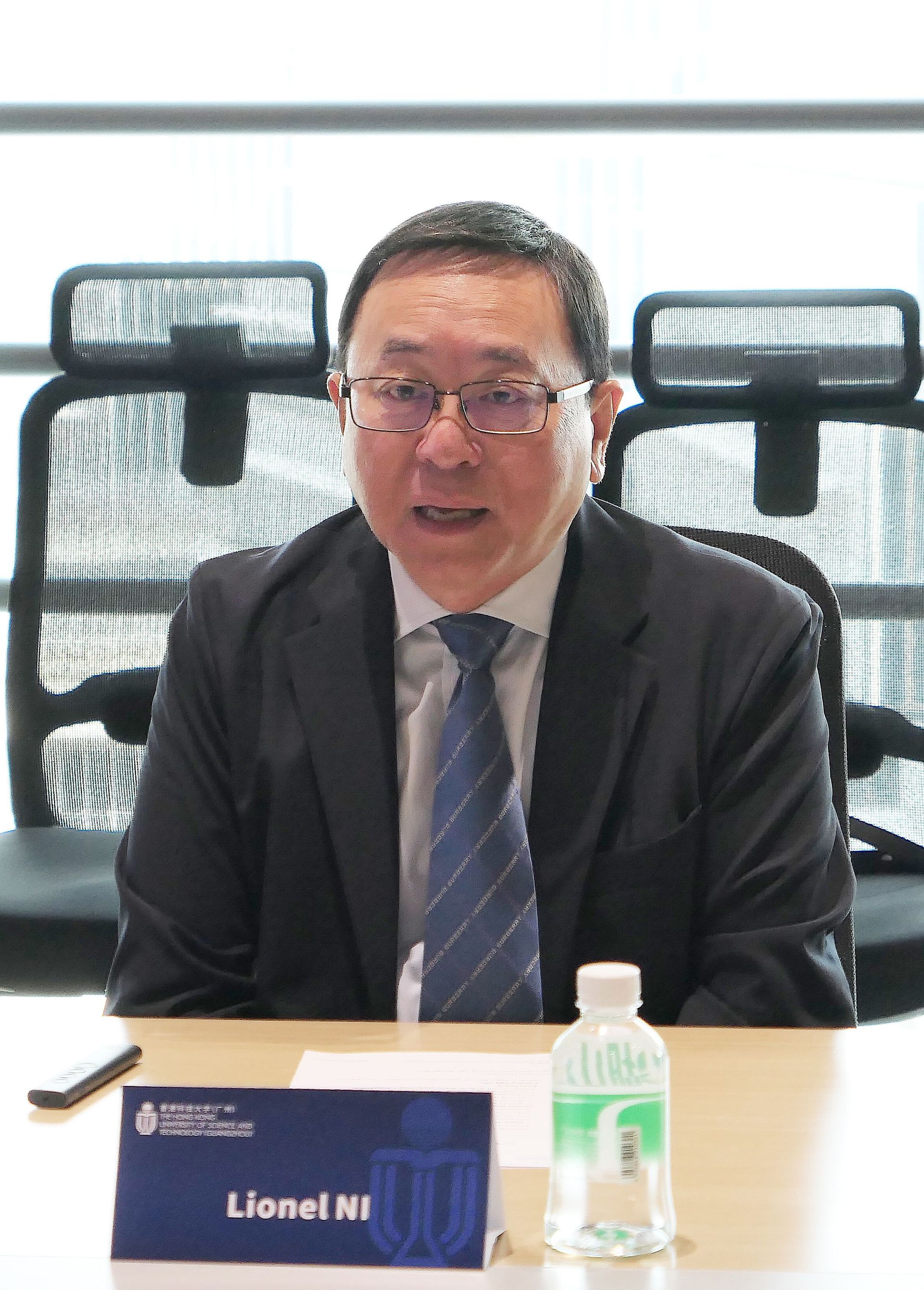 President Ni speaks during the meeting