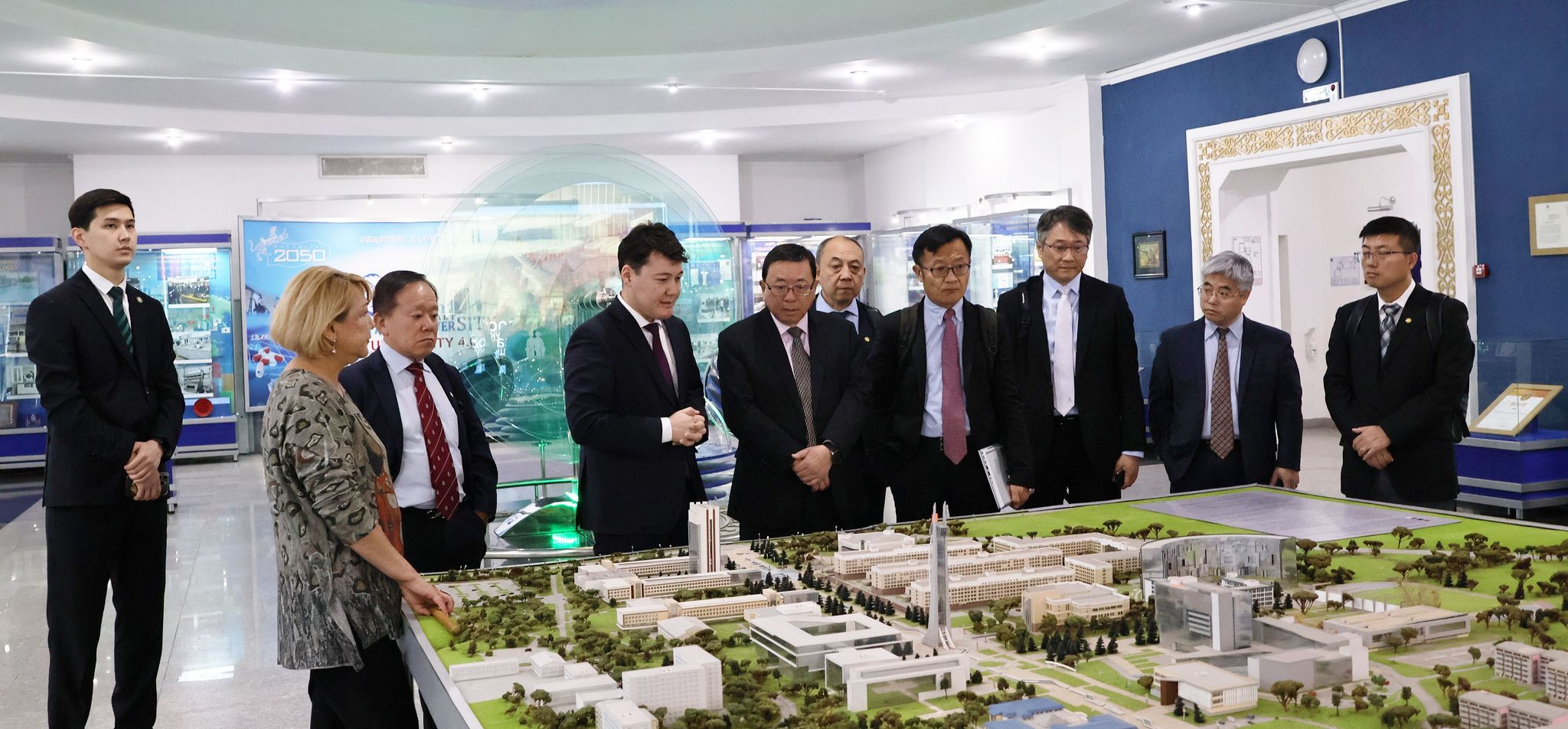 代表团一行参观哈萨克斯坦国立大学博物馆